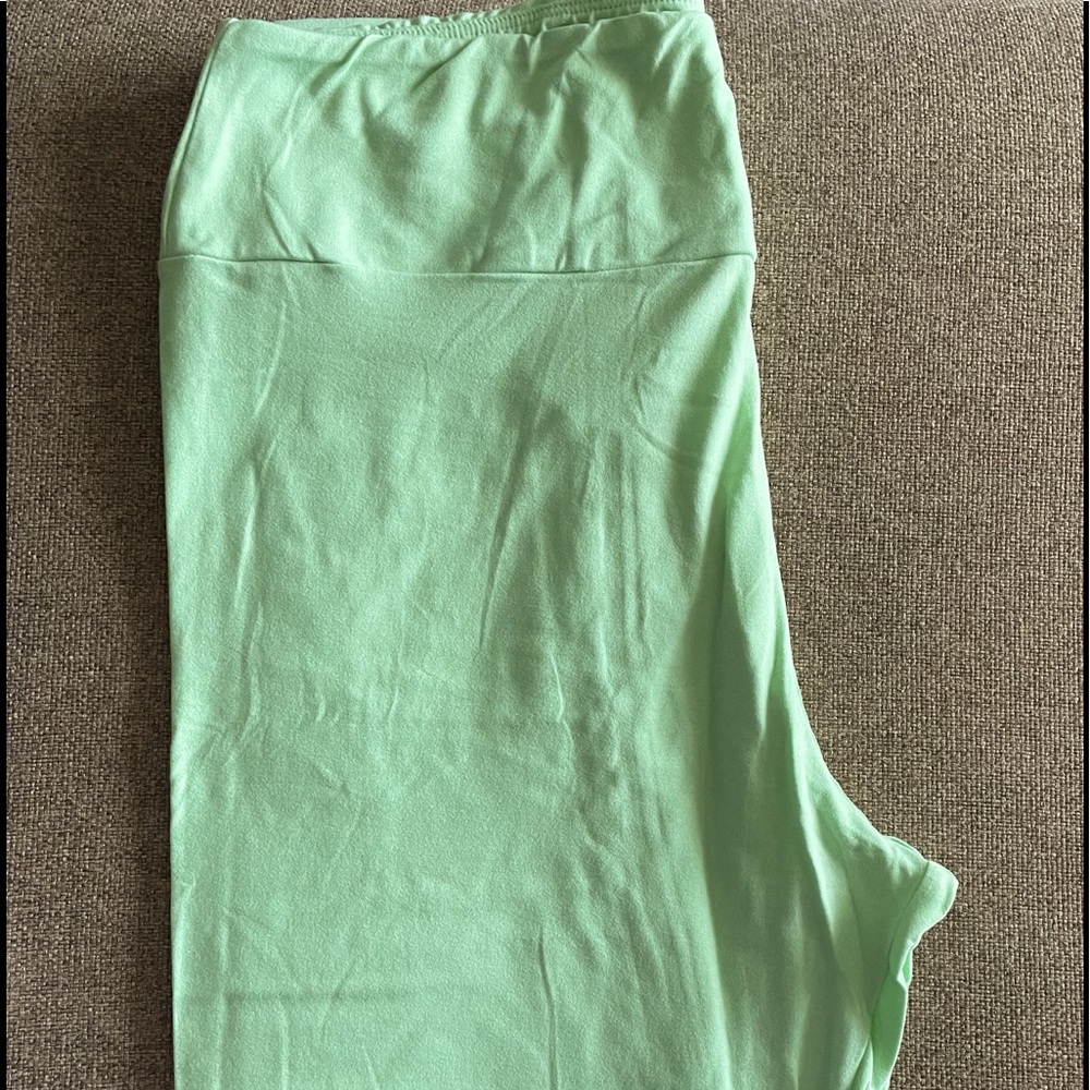 LuLaRoe Tall/Curvy leggings Pistachio green
